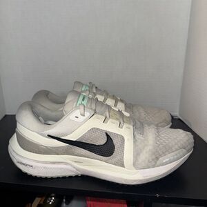 Nike Air Zoom Vomero 16 Light Bone Sail Mens Size 10.5
